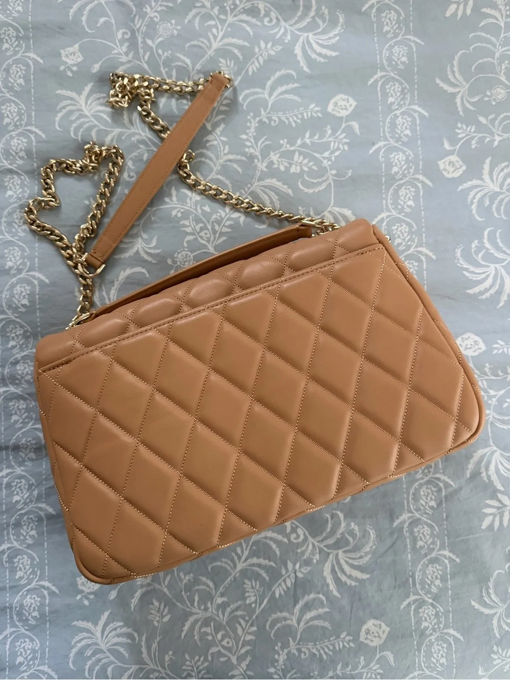 Kate Spade ♠️ NEVER USED Carey Quilted Tan crossbody bag with Gold Chain